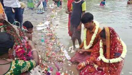 পুরাতন মালদা: বেহুলা লখিন্দরের কাহিনী বিজরিত নারায়ণপুর BSFএ ক্যাম দেব কুন্ডে ঘিরে গন্ধে শ্বরী মাতার মন্দিরে পুজো দিতে ঢল পরে ভক্তদের