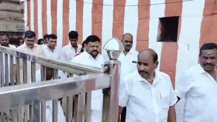 திருவொற்றியூர்: திருவொற்றியூர் தேரடி பகுதியில் அதிமுக மேற்கு பகுதி சார்பில் எடப்பாடி பழனிச்சாமியின் 71 வது பிறந்த நாளை முன்னிட்டு நலத்திட்ட உதவிகள் வழங்கப்பட்டது