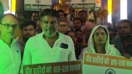 खलीलाबाद: ऑपरेशन सिंदूर में शहीद जवानों को कांग्रेस कार्यकर्ताओं ने शहर के नेहरू तिराहे पर कैंडल मार्च निकालकर दी श्रद्धांजलि