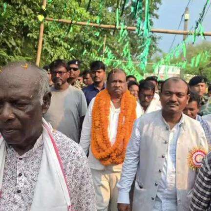 धालभूमगढ़: नलधुआ गांव में पंडित रघुनाथ मुर्मू की जयंती हर्षोल्लास से मनाई गई, शिक्षा मंत्री रामदास सोरेन रहे मौजूद