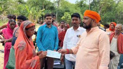 लालगंज: सिरसा रामराय में अग्निपीड़ितों को विधायक संजय कुमार सिंह ने दिया मुआवजा राशि का चेक