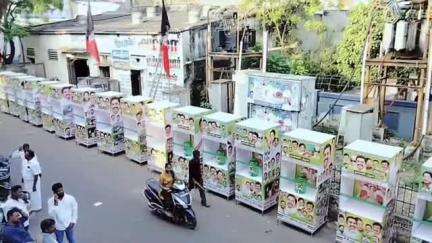 தண்டையார்பேட்டை: தண்டையார்பேட்டையில் அதிமுக வட சென்னை வடகிழக்கு மாவட்ட சார்பில் எடப்பாடி பழனிச்சாமி பிறந்த நாளை முன்னிட்டு  71 குடிநீர் வழங்கும் செட்டு வழங்கப்பட்டது