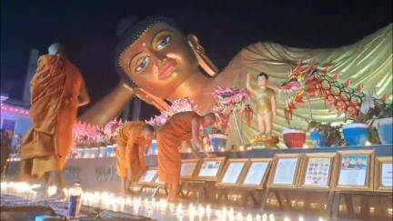बोध गया: बोधगया के बुद्धा इंटरनेशनल वेलफेयर मिशन में बुद्ध जयंती पर कैंडल जलाकर विशेष प्रार्थना, दर्जनों बौद्ध भिक्षु शामिल