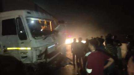 भरथना: बिजौली NH-19 ओवरब्रिज पर कार को बचाने के चक्कर में ट्रक डिवाइडर को टक्कर मारते हुए 11 हजार लाइन बिजली के पोल से टकराया