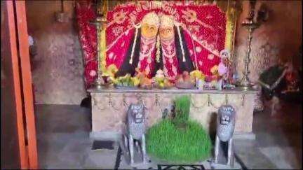 ચોટીલા: ચોટીલા ચામુંડા ડુંગરે વૈશાખ પૂનમનો મેળો હજારો શ્રદ્ધાળુઓ ધજા-પાલખી સાથે દર્શન માટે ઉમટ્યા, પોલીસ બંદોબસ્ત ગોઠવાયો હતો.