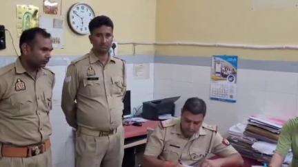 जलेसर: गांव गडेसरा बंबा के समीप अवागढ़ पुलिस टीम ने नाबालिग से दुष्कर्म के मामले में फरार आरोपी को किया गिरफ्तार