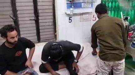 हाथरस: गांव तरफरा में खेत में दवा लगाते समय गलती से एक युवक के मुंह में कीटनाशक दवा जाने से बिगड़ी हालत, परिजन लाए जिला अस्पताल
