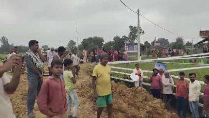 Satbarwa prakhand ke Khamdih village me kisan bhaiyon ko US 324 ka field dikhaya gaya jo ki bahut hi sandar fasal lagi h