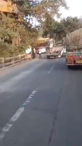 नाहन: नाहन-कालाअंब मार्ग पर एक कार दुर्घटनाग्रस्त, हाइवे पर यातायात हुआ प्रभावित
