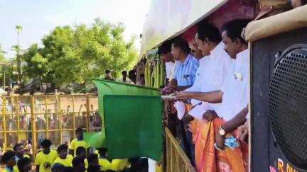இலுப்பூர்: வடசேரி பட்டியில் ஜல்லிக்கட்டு போட்டியைதுவக்கி வைத்தார் அமைச்சர் மெய்ய நாதன்