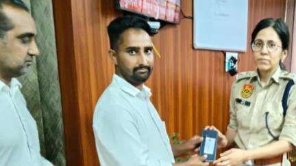 डबवाली: डबवाली की एसपी निकिता खट्टर ने गुम हुए फोन असल मालिकों को लौटाए, मोबाइल मिलने पर लोगों ने पुलिस का आभार जताया