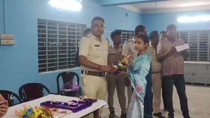 লালগোলা: লালগোলা থানার উদ্যোগে কৃতী ছাত্রছাত্রীদের সংবর্ধনা, উঠল বাল্যবিবাহ সহ বিভিন্ন সামাজিক বিষয়ে সচেতনতার বার্তা