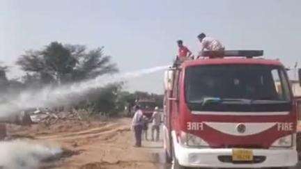 झुंझुनू: झुंझुनू के मंडेला रोड पर पराली से भरी ट्रैक्टर ट्राली में लगी आग, फायर ब्रिगेड ने मौके पर पहुंच कर पाया आग पर काबू