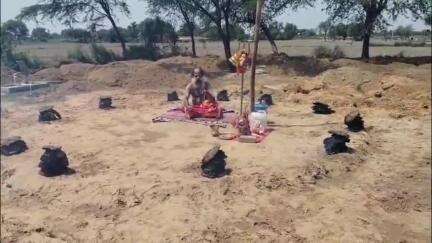 जलेसर: इसौली में वनखण्डेश्वर मंदिर पर 11 दिन के लिए तप करने बैठे मोन व्रत कर नागेन्द्र गिरी बाबा, सकरौली थाना क्षेत्र का मामला
