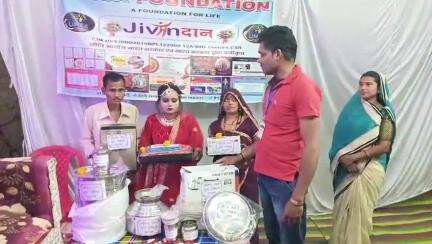 जीवन दान ग्रुप umca faundetion ngo कि तरफ प्रीती बर्मन उचेहरा को 2100रुँ और कुछ उपहार दिये गये अधिक जानकारी के9131383304