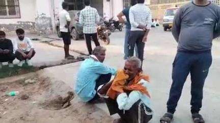 हाथरस: गांव सोखना के पास घर से लापता युवक का मिला झुलसा हुआ शव, पुलिस ने कराया पोस्टमार्टम