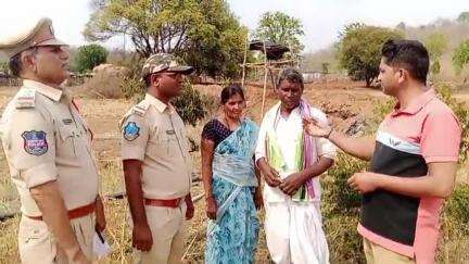 ఖానాపూర్: నిషేధిత గంజాయి మొక్కలను పట్టుకొని విచారణ చేపడుతున్న పోలీసులు