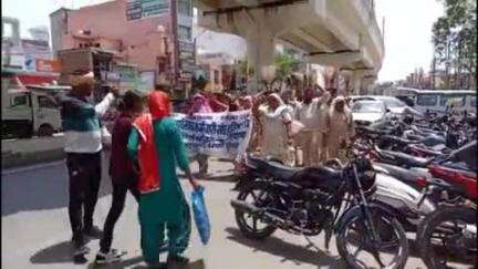बहादुरगढ़: बहादुरगढ़ में सफाई कर्मचारियों ने लंबित मांगों को लेकर किया झाड़ू प्रदर्शन