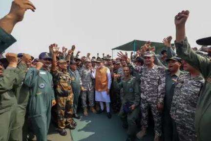 প্রধান মন্ত্রী অদামপুর এয়র বেজদা চৎখ্রে। এয়র ফোর্স পর্সোনেলশিংনা মহাক্কী মফমদা পাউদমখি অমসুং মহাক্কী থৌনা ফরবা ঐখোয়গী জৱানশিংগশু ৱারি শানখি।