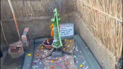 बोध गया: बोधगया के बतसपुर गांव के महादलित टोले में सिंगापुर से आए विदेशी पर्यटक ने लगाया चापाकल