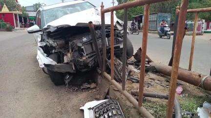 कटंगी: डाकघर के सामने तेज रफ्तार कार खंभे से टकराई, भीषण सड़क हादसा