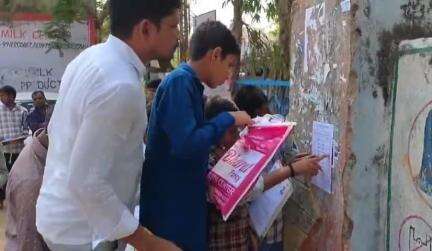 సంగారెడ్డి: పట్టణంలోని పాలిసెట్ పరీక్ష కేంద్రాల వద్ద విద్యార్థుల సందడి