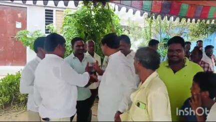 ధర్మసాగర్: కేశవ నగర్ లో బీ ఆర్ ఎస్ పార్టీ  మహిళా కార్యకర్త మృతదేహానికి పూలమాలవేసి నివాళులు అర్పించిన మాజీ ఉపముఖ్యమంత్రి
