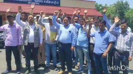 बागेश्वर: अल्मोड़ा मैग्नेसाइट फैक्ट्री के 500 कर्मचारियों पर आर्थिक संकट, विधायक और डीएम से मिले फैक्ट्री के कर्मचारी