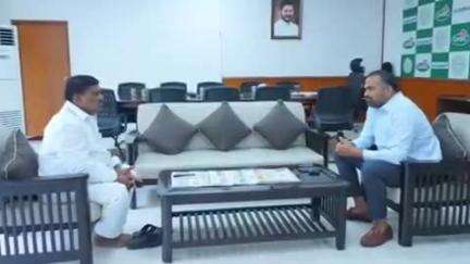 పటాన్​​చెరు: హైదరాబాద్ లోని జిహెచ్ఎంసి ప్రధాన కార్యాలయంలో బల్దియా కమిషనర్ తో  ఎమ్మెల్యే గూడెం మహిపాల్ రెడ్డి సమావేశం