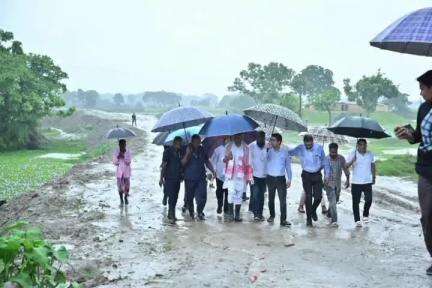 মঙলদৈ ভাগ: মঙলদৈৰ চেৰেংঘাট গড়কাপ্তানী পথৰ পৰা নিজ ৰঙামাটিলৈ নতুনকৈ নিৰ্মাণ কৰা মথাউৰি পৰিদৰ্শন কৰে পিয়ুষ হাজৰিকাই