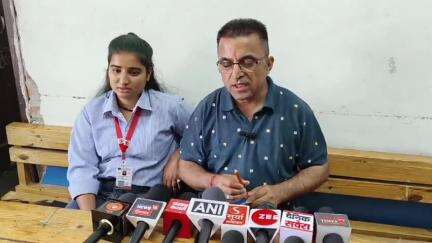नाहन: खैर के पेड़ों के अवैध कटान को लेकर समाजसेवी नाथूराम चौहान ने नाहन में पत्रकार वार्ता में किया संबोधन