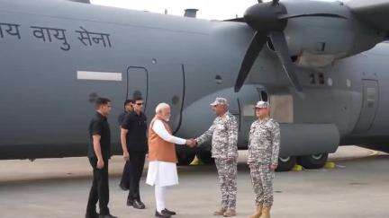 PM मोदी आज आदमपुर एयरबेस पहुंचे,वायुसेना के जवानों ने उन्हें जानकारी दी और उन्होंने बहादुर जवानों से बातचीत की