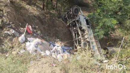 इंदौरा: मकड़ोली-इंदोरा मार्ग पर टालू के समीप खाई में गिरी गाड़ी, ड्राइवर ने कूदकर बचाई जान