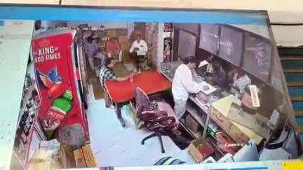 भद्रावती: स्वतःच्या मुलाचा मोबाईल चुकीने ग्राहकाला दिला, ठेंगे प्लाट येथील घटना; पोलीसात तक्रार दाखल
