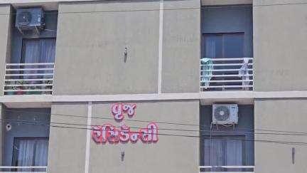 વાંકાનેર: વાંકાનેર શહેરની મધ્યમાં વૃજ રેસીડેન્સીમાં પાંચમા માળે લાગી વિકરાળ આગ, પાલિકામાં ફાયર સેફ્ટીનો અભાવનો મુદ્દો ફરી ગુંજ્યો