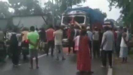 মঙলদৈ ভাগ: মঙলদৈৰ কেৰিমেৰি ১৫ নং ৰাষ্ট্ৰীয় ঘাইপথত অঘটন,ট্ৰাকৰ ওপৰত বাগৰি পৰিল প্ৰকাণ্ড গছ
