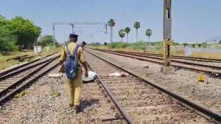 పట్టణ రైల్వే స్టేషన్ సమీపంలో రైలు కిందపడి గుర్తు తెలియని వృద్ధుడు మృతి