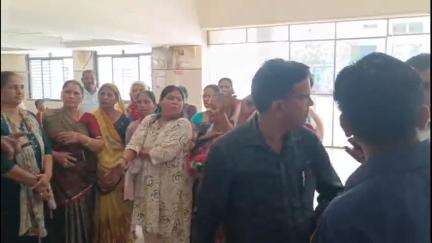 હિંમતનગર: સિવિલ હોસ્પિટલના બાજુની સોસાયટીઓમાં ગટરના પાણી ફરી વળતા મહિલાઓ રોષે ભરાઈ
#jansamasya
