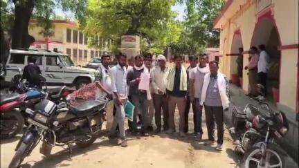 जलेसर: गांव बोर्रा खुर्द के ग्रामीण शराब के ठेके से परेशान होकर पहुंचे डीएम कार्यालय, ठेका हटाने की मांग की