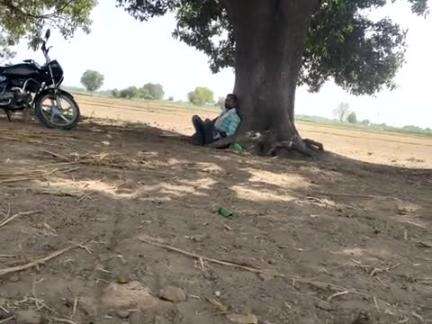 light na aane pr logo ko ho rhi bhari  paresani me bilkhati pablic ne kiya sarkar ko abgat karne ke liye video viral