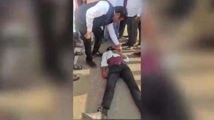 देगलूर: तमलूर शेळगाव रस्त्यावर अपघातग्रस्त दुचाकीस्वारास खासदार डॉ.अजित गोपछडे यांनी देगलुर शासकीय रूग्णालयात केले रवाना