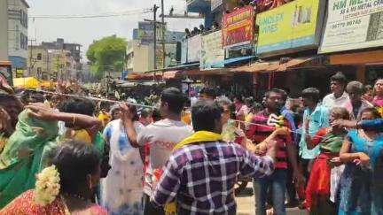 ஓசூர்: ராம்நகரில் கோட்டை மாரியம்மன் கோயில் திருவிழா - அந்தரத்தில் தொங்கியபடி நேர்த்திக்கடன் செலுத்திய பக்தர்கள்