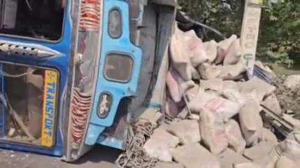 नौबतपुर: प्रखंड बिक्रम मुख्य मार्ग एन एच 139 पर स्थित दरियापुर गांव के पास सीमेंट से लदा ट्रक पलटा