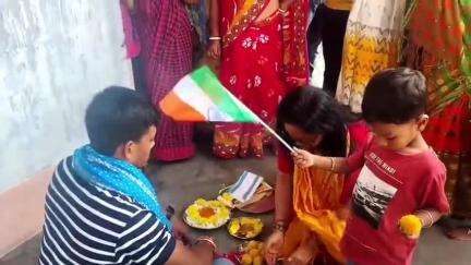 জলপাইগুড়ি: ভারত-পাকিস্তান সামীন্তে ফেরার আগে পুজো ও আশীর্বাদ, ধূপগুড়ির জওয়ানকে বিদায় জানাতে গিয়ে কেঁদে ফেললেন প্রাক্তন বিধায়ক