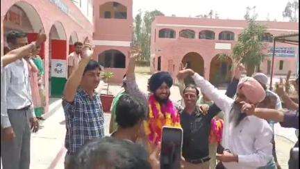 कैथल: राजकीय वरिष्ठ माध्यमिक विद्यालय श्योण माजरा के छात्र अर्पण दीप सिंह ने 12वीं में प्रदेश में किया टॉप