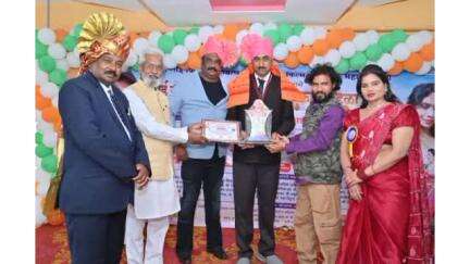 कारंजा: वाशिम येथील डॉक्टर माधव वानखेडे यांना शिर्डी येथे साई कलारत्न पुरस्काराने केले सन्मान