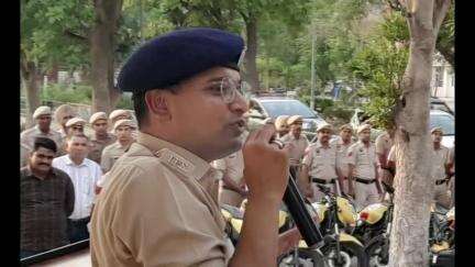 सिरसा: एसपी ने बरनाला रोड स्थित पुलिस लाइन में डायल 112 और मोटरसाइकिल राइडर्स पर तैनात पुलिसकर्मियों की बैठक ली