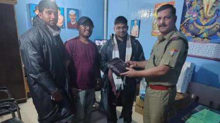 कर्णप्रयाग: बद्रीनाथ यात्रा पर निकले यात्रियों का नगरासू में छूटा पर्स, कर्णप्रयाग पुलिस ने तत्परता दिखाते हुए किया बरामद