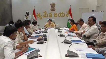 ఖరీఫ్ లో సాగునీరు సజావుగా సరఫరా చేయాలి: అమలాపురంలో జేసీ నిశాంతి