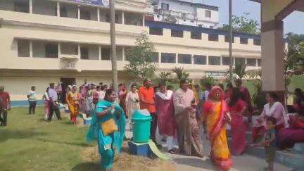নাকাশিপাড়া: প্রধান শিক্ষক অপরিবর্তনের আবেদনে সেন্ট জেভিয়ার্স স্কুলে অভিভাবকদের  বিক্ষোভ করে তালা দিল #jansamasya